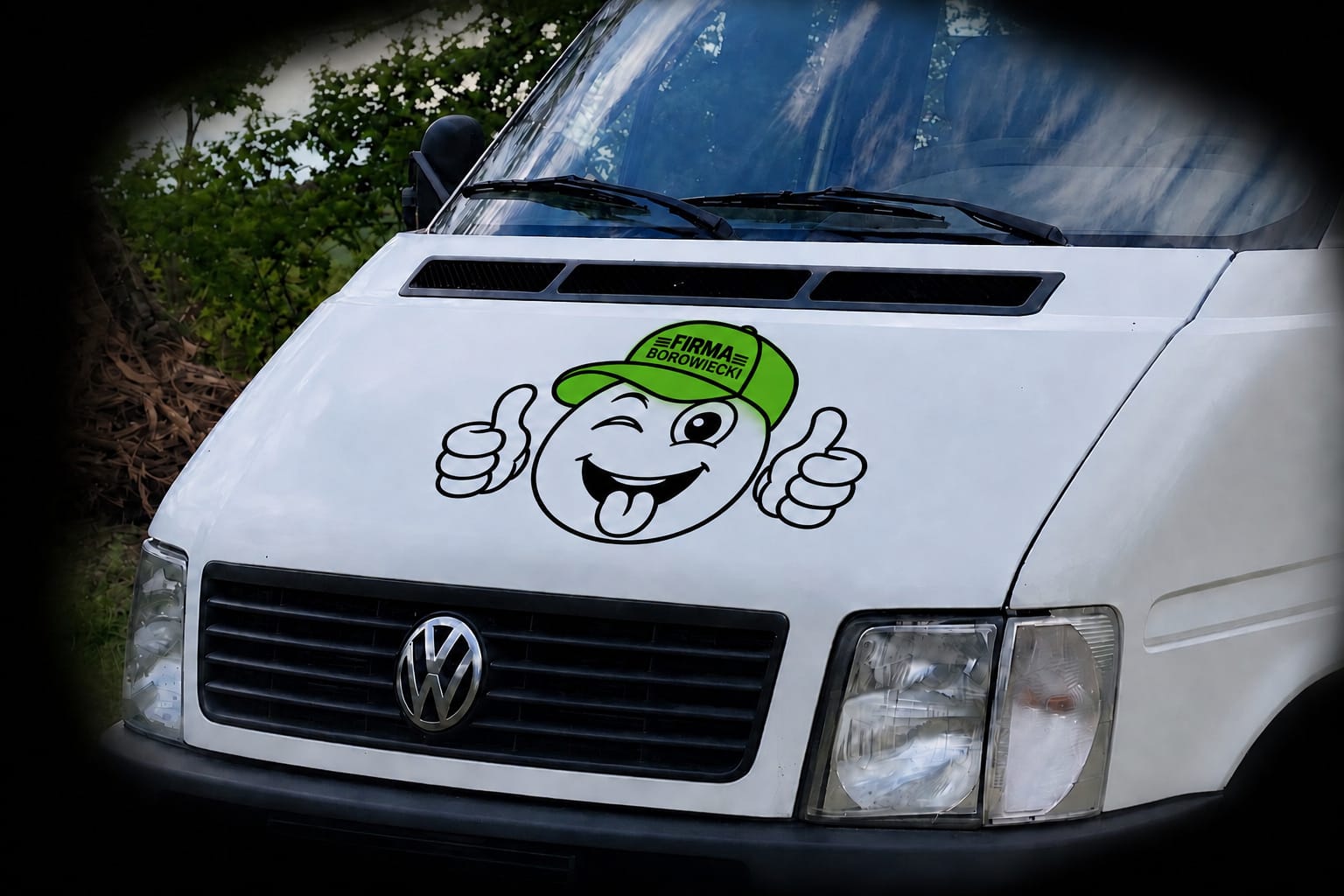 Samochód firmowy z logo